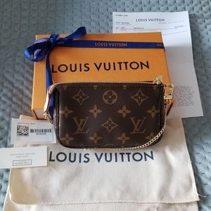Louis Vuitton Mini Pochette in Monogram